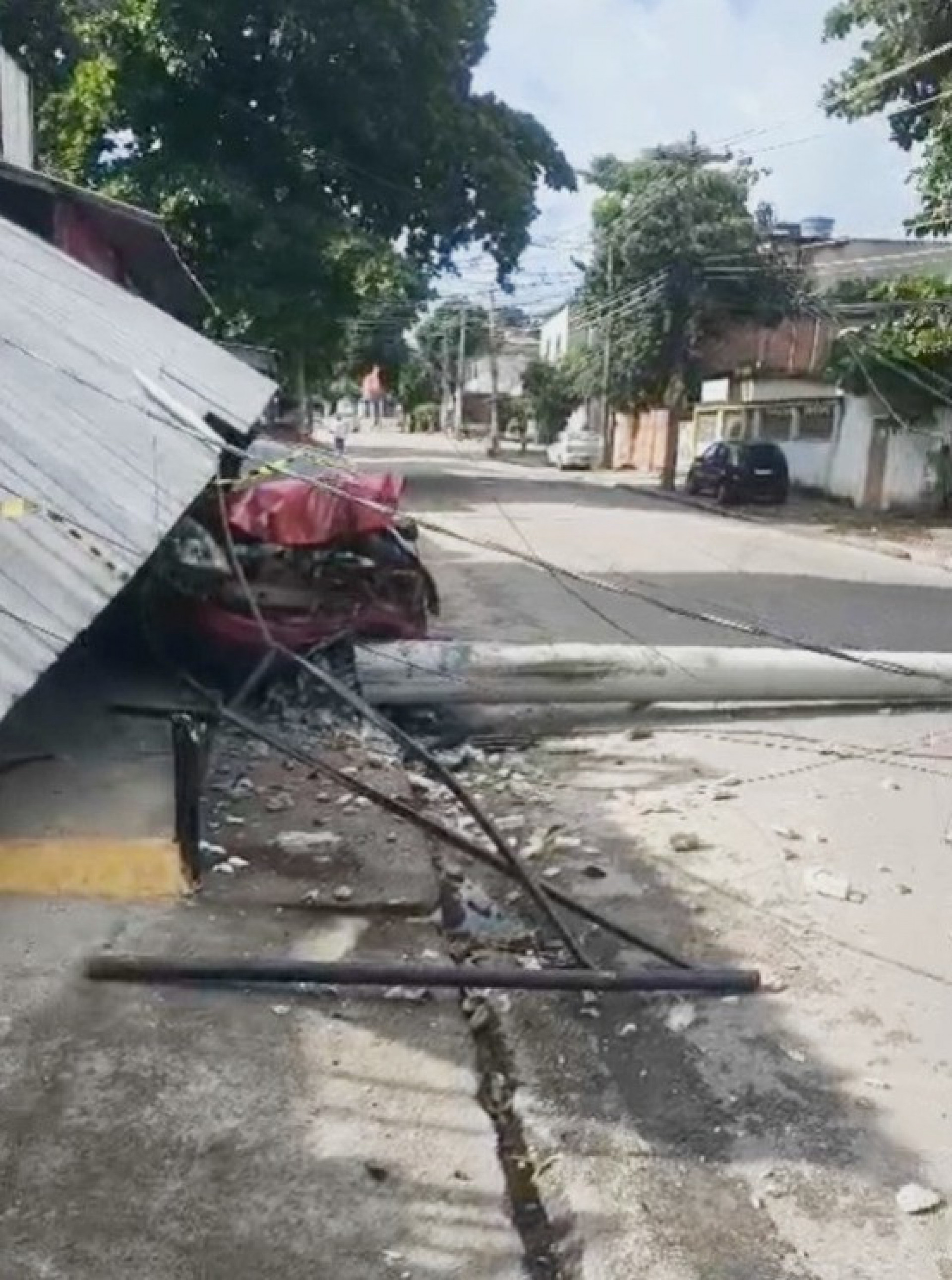 Rua Alcoba&ccedil;a, na altura da Rua Edgard Barbosa, est&aacute; interditada por conta do acidente