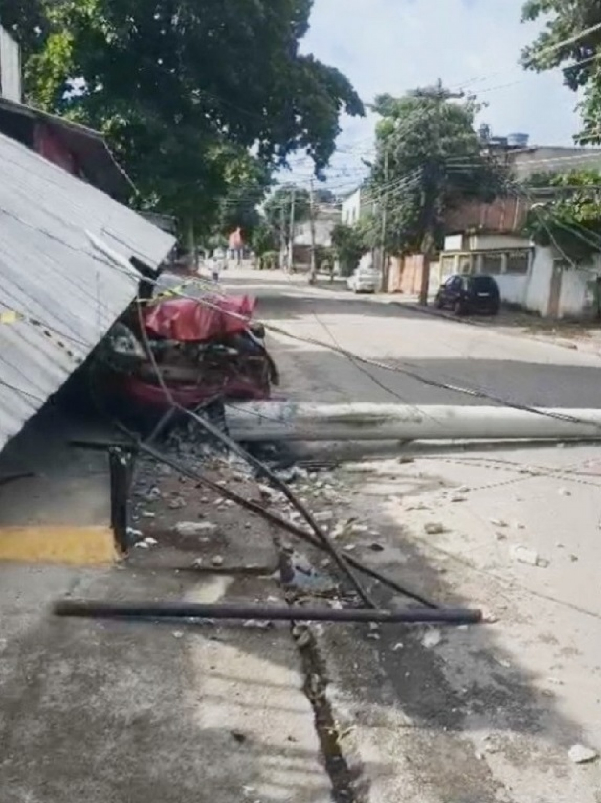 Colisão na Rua Alcobaça, na Zona Norte, provocou falta de luz
