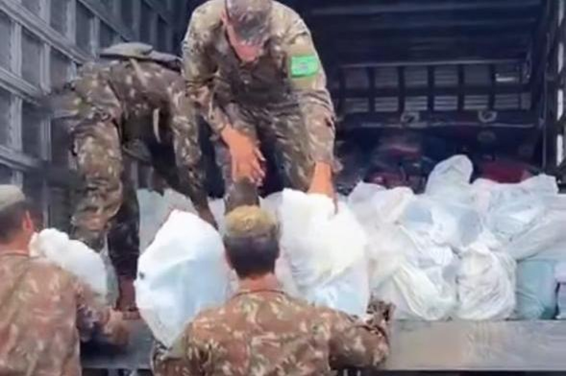 Equipes atuam na entrega de donativos e na desobstru&ccedil;&atilde;o de canais para reduzir riscos &agrave; popula&ccedil;&atilde;o - Foto: Reprodu&ccedil;&atilde;o Rede Social