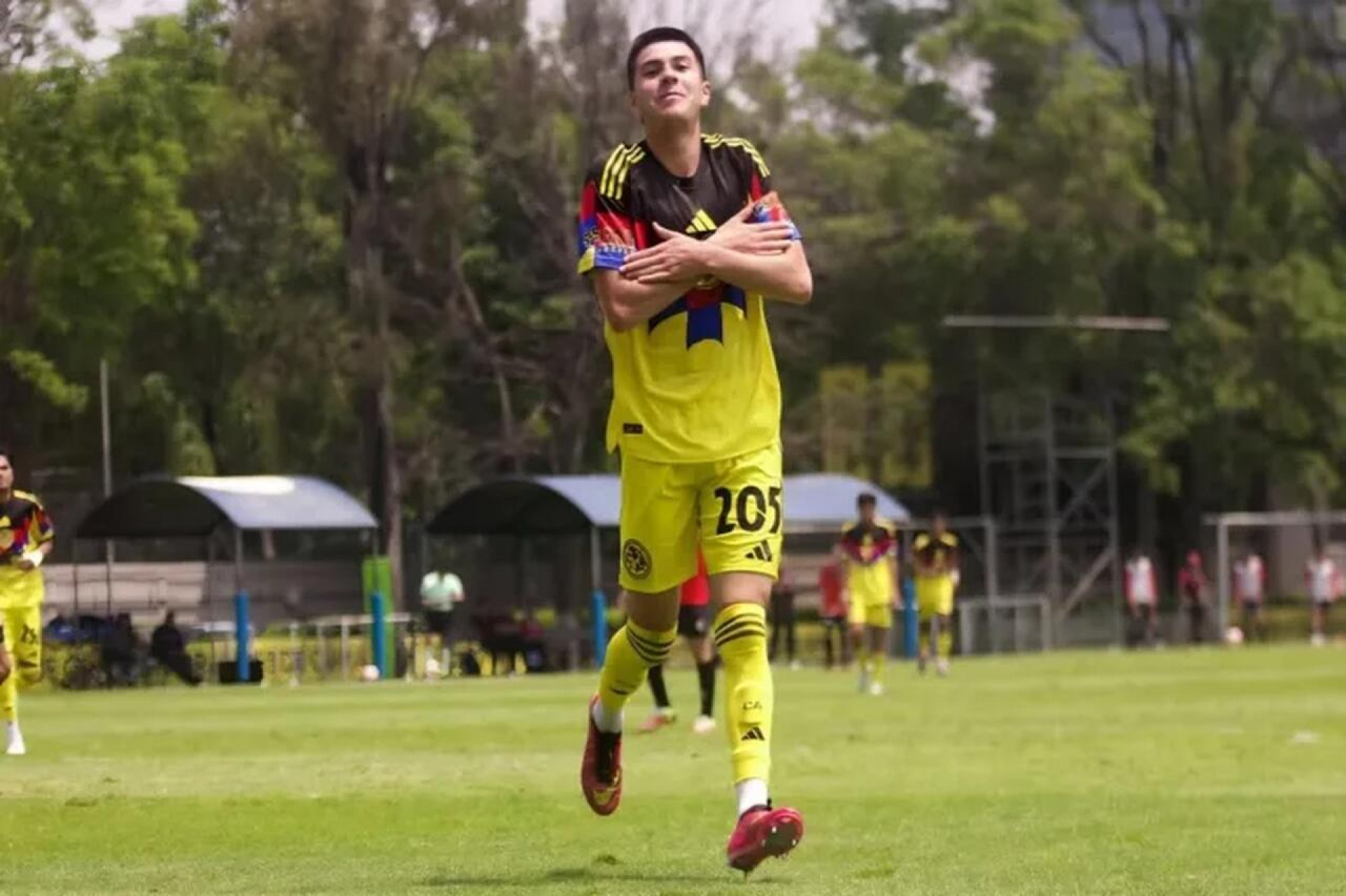 Flamengo contrata promessa do futebol mexicano