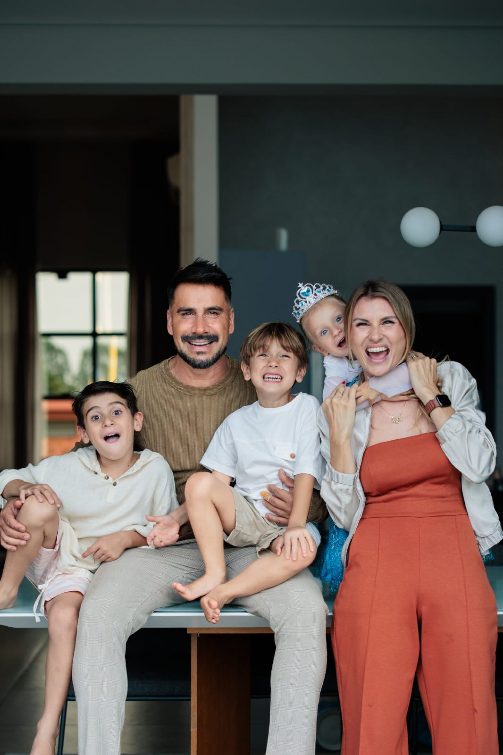 Julio Rocha se emociona ao ver ultrassom do quarto filho e brinca com semelhança: \'Parece uma selfie\'