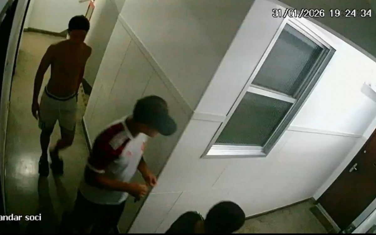 Câmera de segurança do prédio flagrou investigados chegando