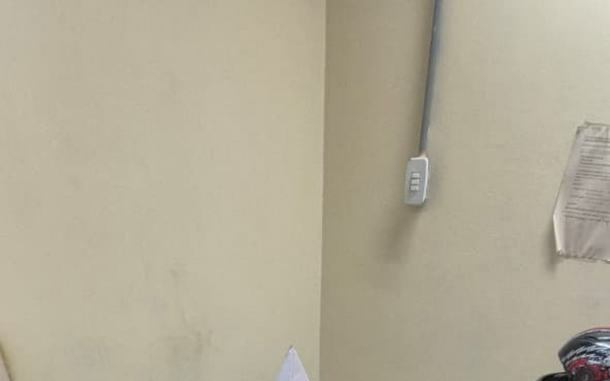 Arma e celulares foram apreendidos