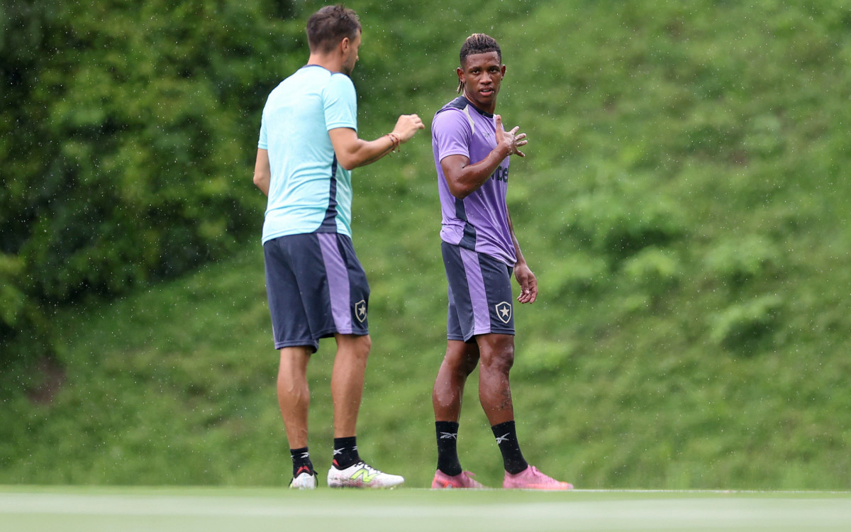 Martín Anselmi e Danilo em treino do Botafogo