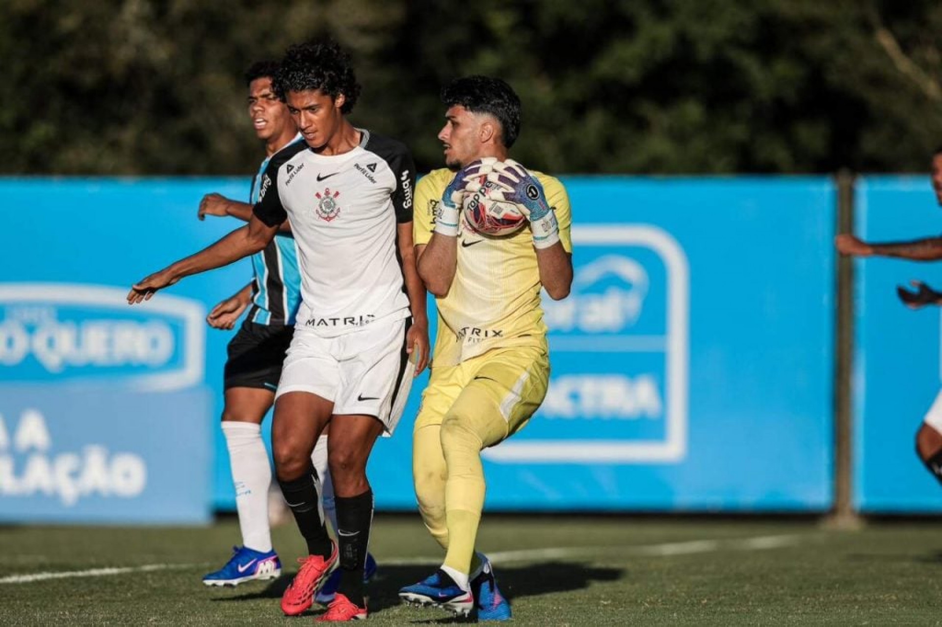 Corinthians bate o Gr&ecirc;mio e conquista primeira vit&oacute;ria fora de casa no Brasileir&atilde;o Sub-20