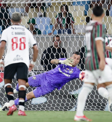 Fábio afirma que 'pediu direção a Deus' em pênalti defendido