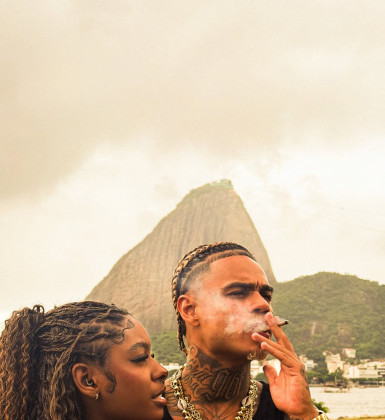 MC Cabelinho e Carol Macharethe trocam beijos durante passeio