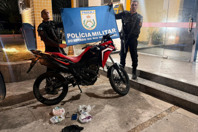 PM fecha ponto de tráfico no Alto dos Cajueiros e apreende drogas em Macaé