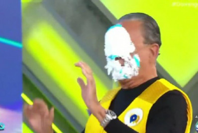 Vídeo! Galvão Bueno leva torta na cara e diverte internautas