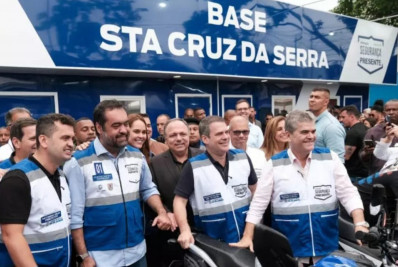 Cláudio Castro paparicado por adversários