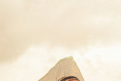 Assumidos, MC Cabelinho e Carol Macharethe trocam beijos durante passeio 