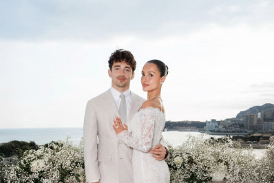 Charles Leclerc mostra registros do casamento com modelo em Mônaco