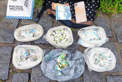 Denúncia leva PM a prender suspeito com 197 porções de drogas em Rio das Ostras