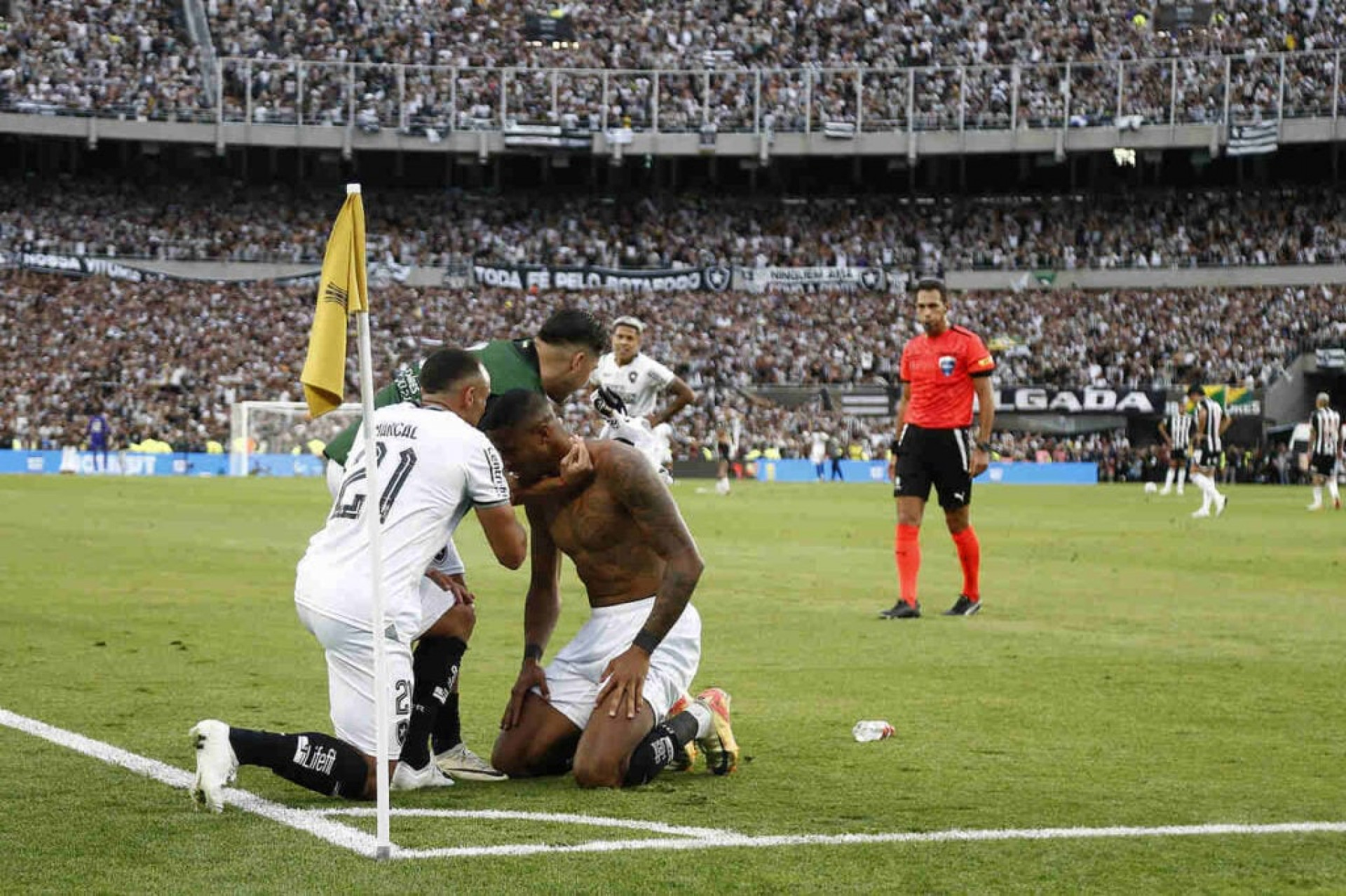 Botafogo negocia retorno do atacante Junior Santos