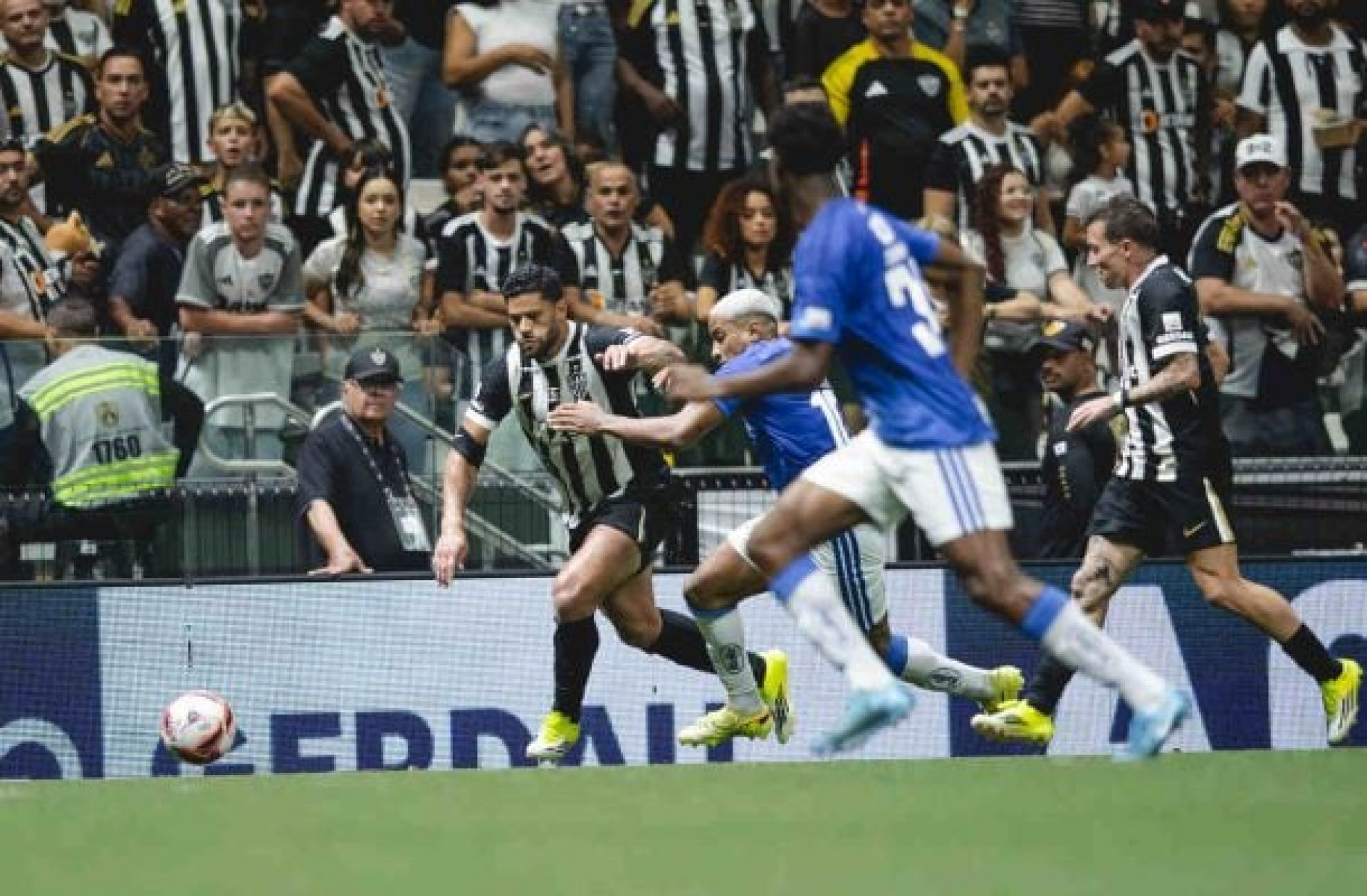 Cruzeiro e Atl&eacute;tico v&atilde;o pedir arbitragem de fora do estado para final do Mineiro