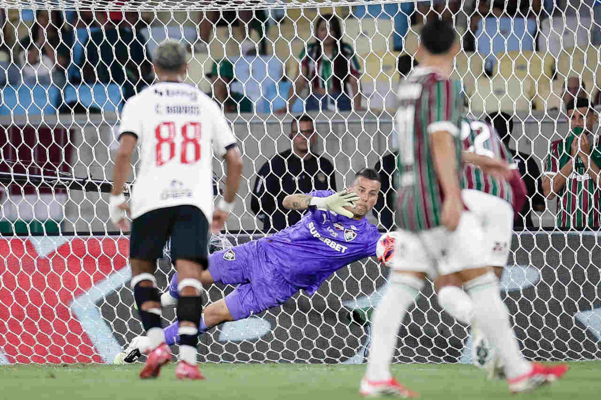 Fluminense x Vasco: Ferj divulga &aacute;udio do VAR em p&ecirc;nalti defendido por F&aacute;bio