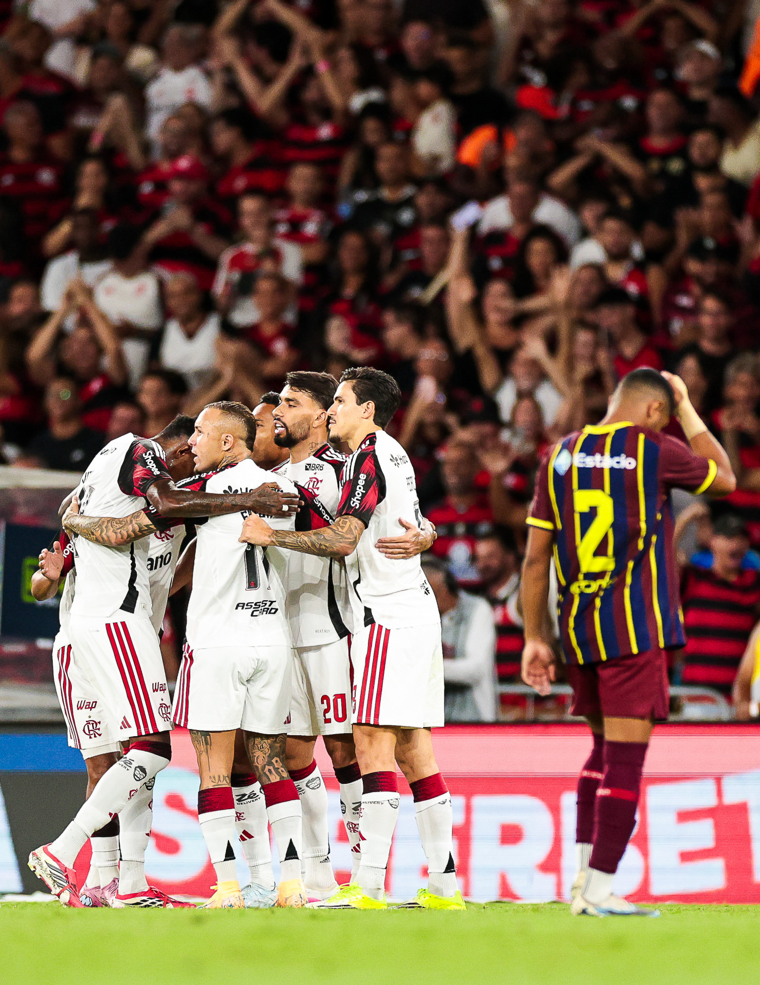 Time do Flamengo se reúne para comemorar um dos oito gols na goleada no Maracanã. Jogador do Madureira fica desolado em campo - Gilvan de Souza/Flamengo