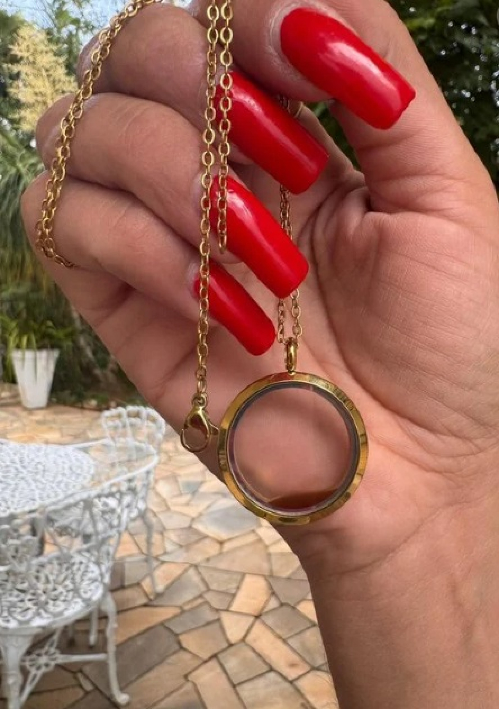 Andressa Urach presenteia marido com joia feita com sangue menstrual