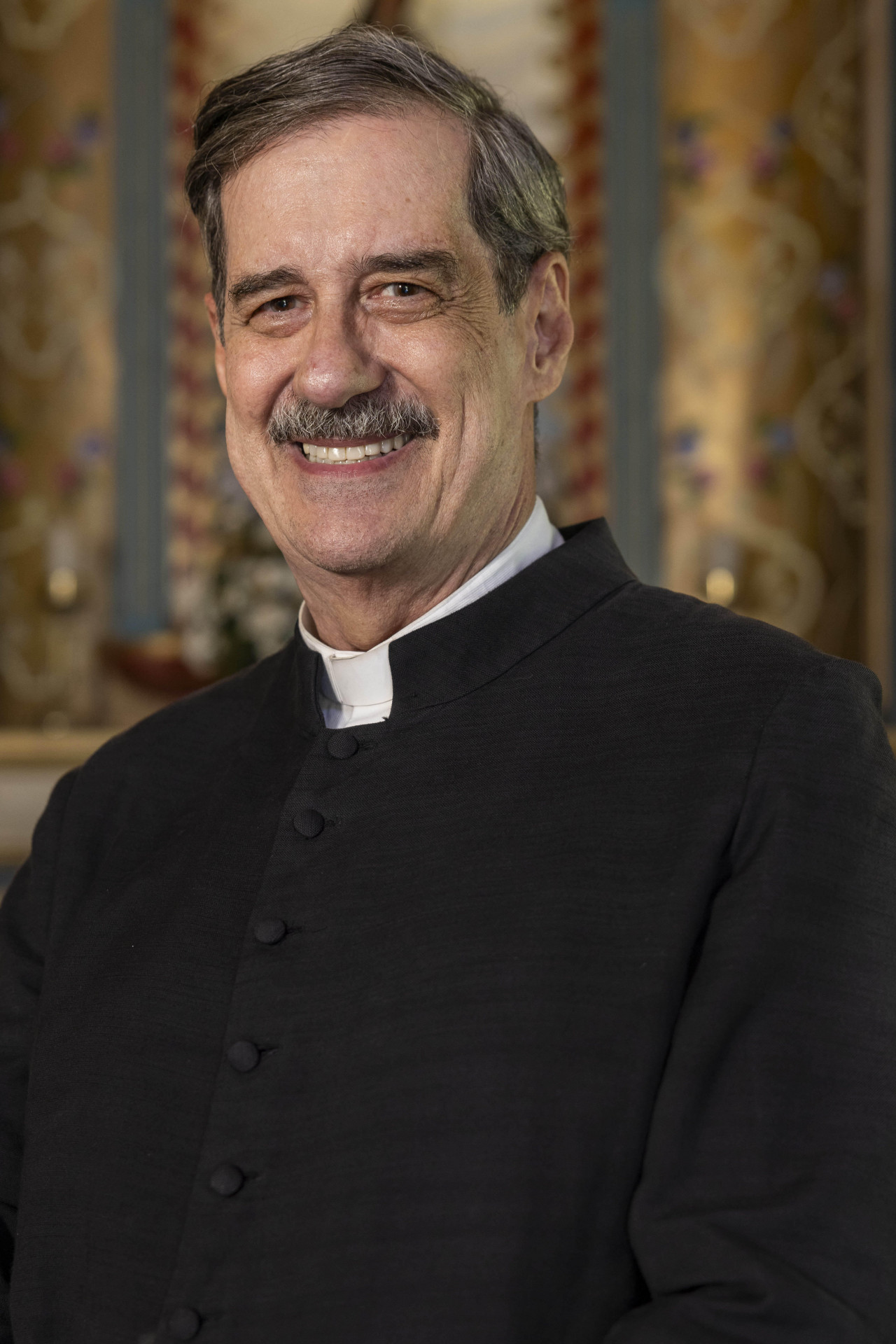 João Camargo interpreta Padre Paulo em 'Etâ Mundo Melhor!' - Fabio Rocha / TV Globo