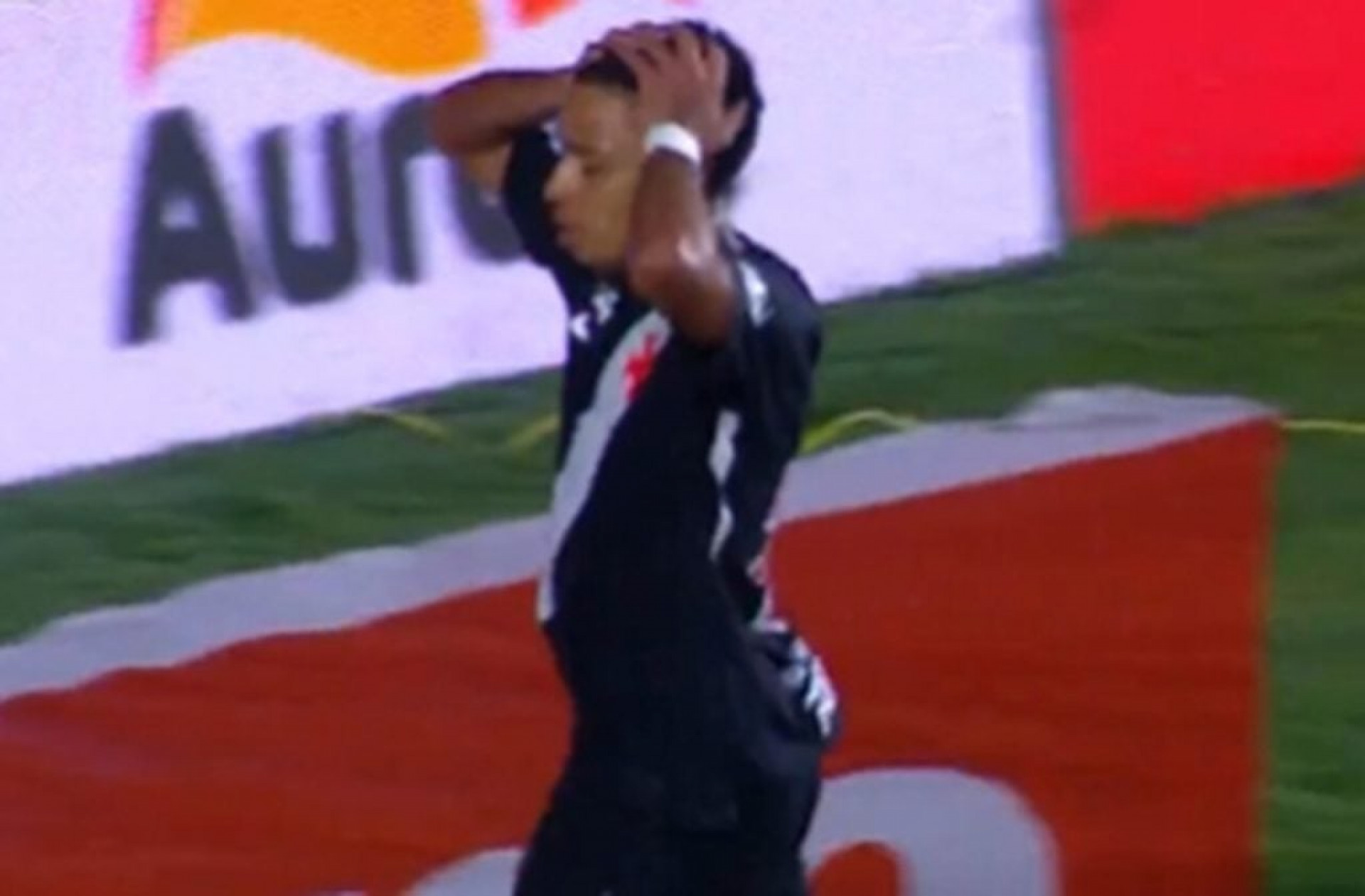 Brenner sofre com cr&iacute;ticas, mas recebe apoio interno no Vasco