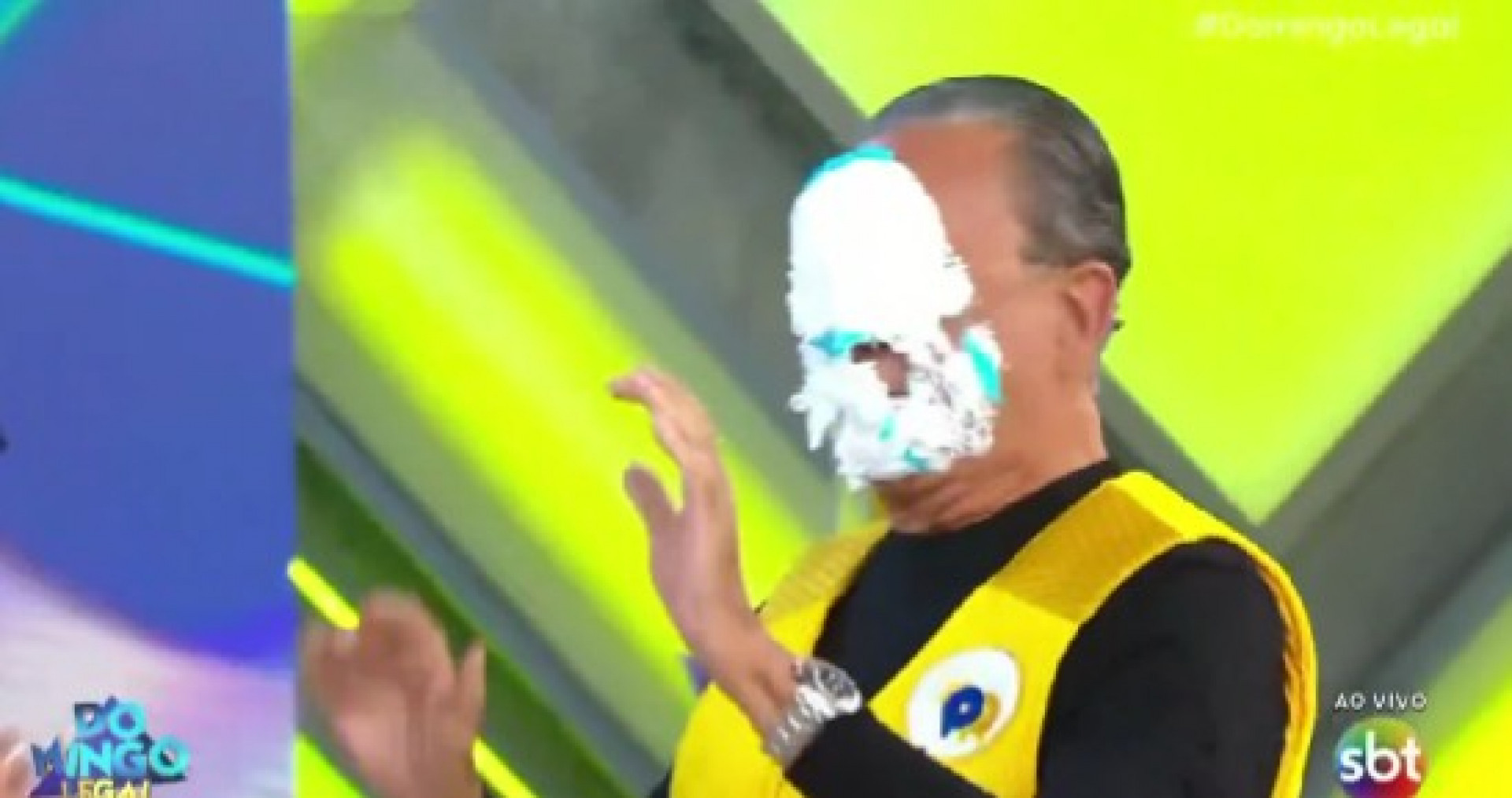 Vídeo! Galvão Bueno leva 'torta na cara' e diverte internautas - Reprodução de vídeo / X