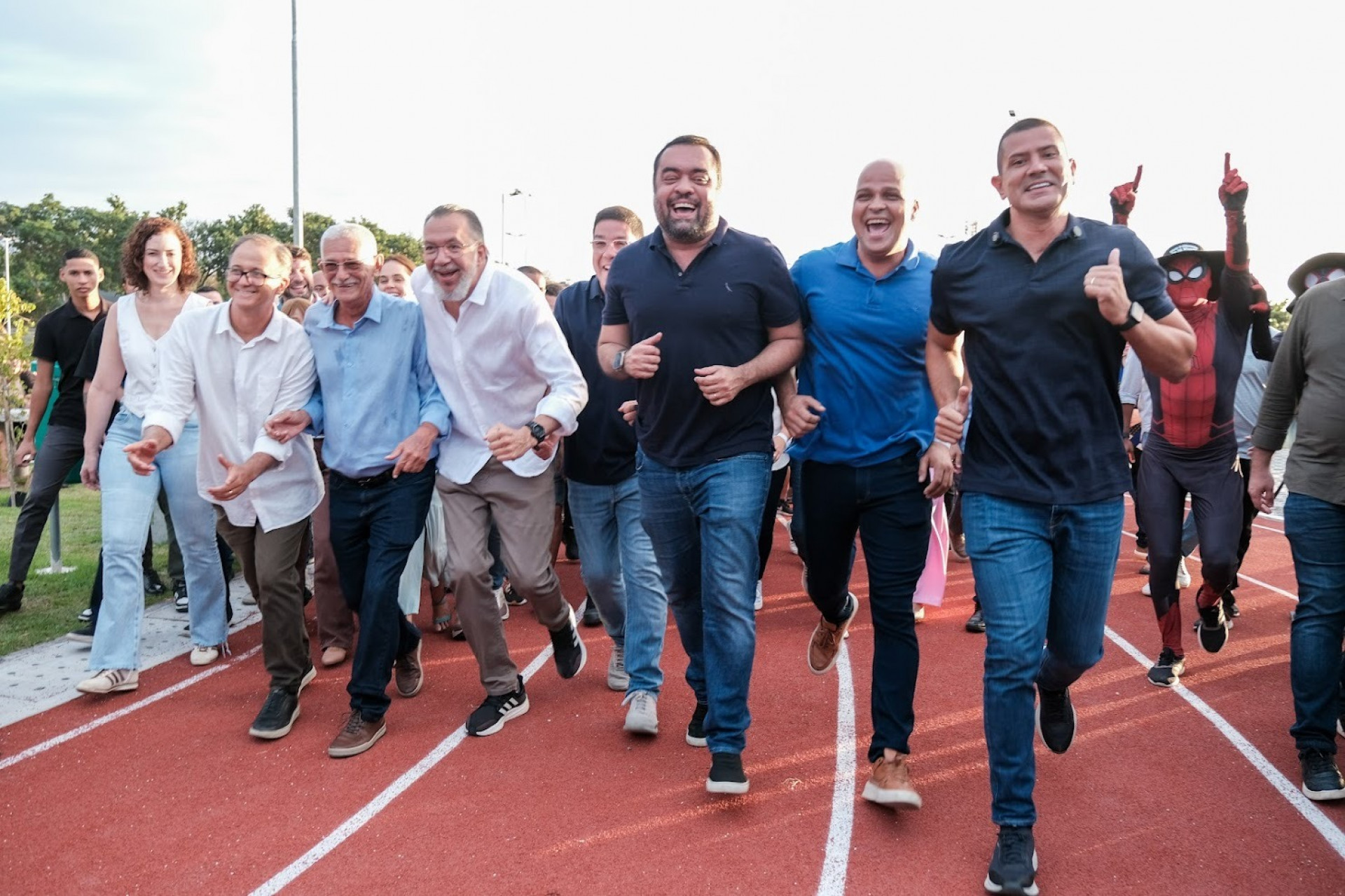 Cl&aacute;udio Castro, governador do Rio, e outros pol&iacute;ticos estiveram presentes na cerim&ocirc;nia de abertura - Divulga&ccedil;&atilde;o / Carlos Magno 