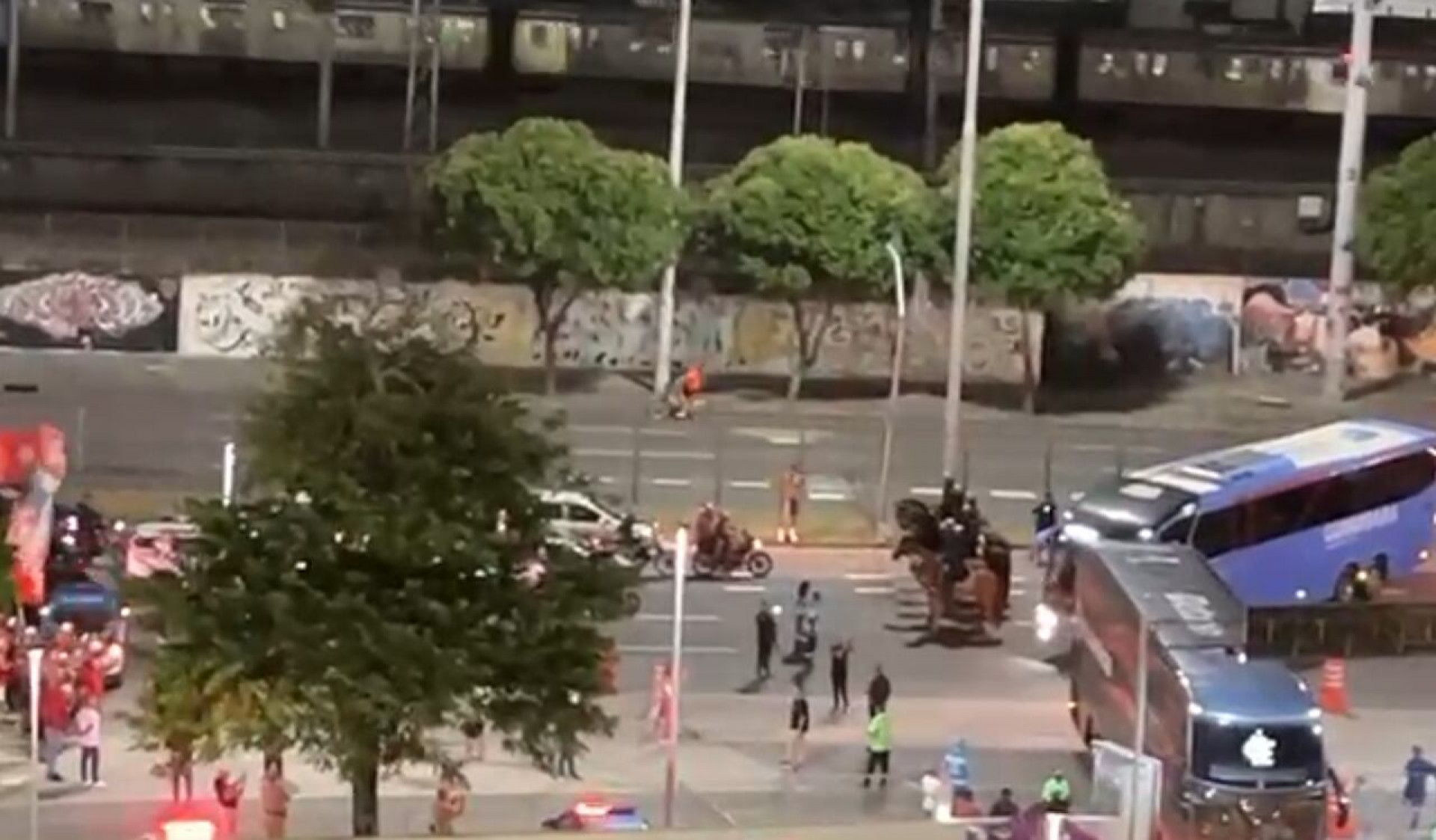 Torcida do Flamengo protesta na chegada do time ao Maracan&atilde;