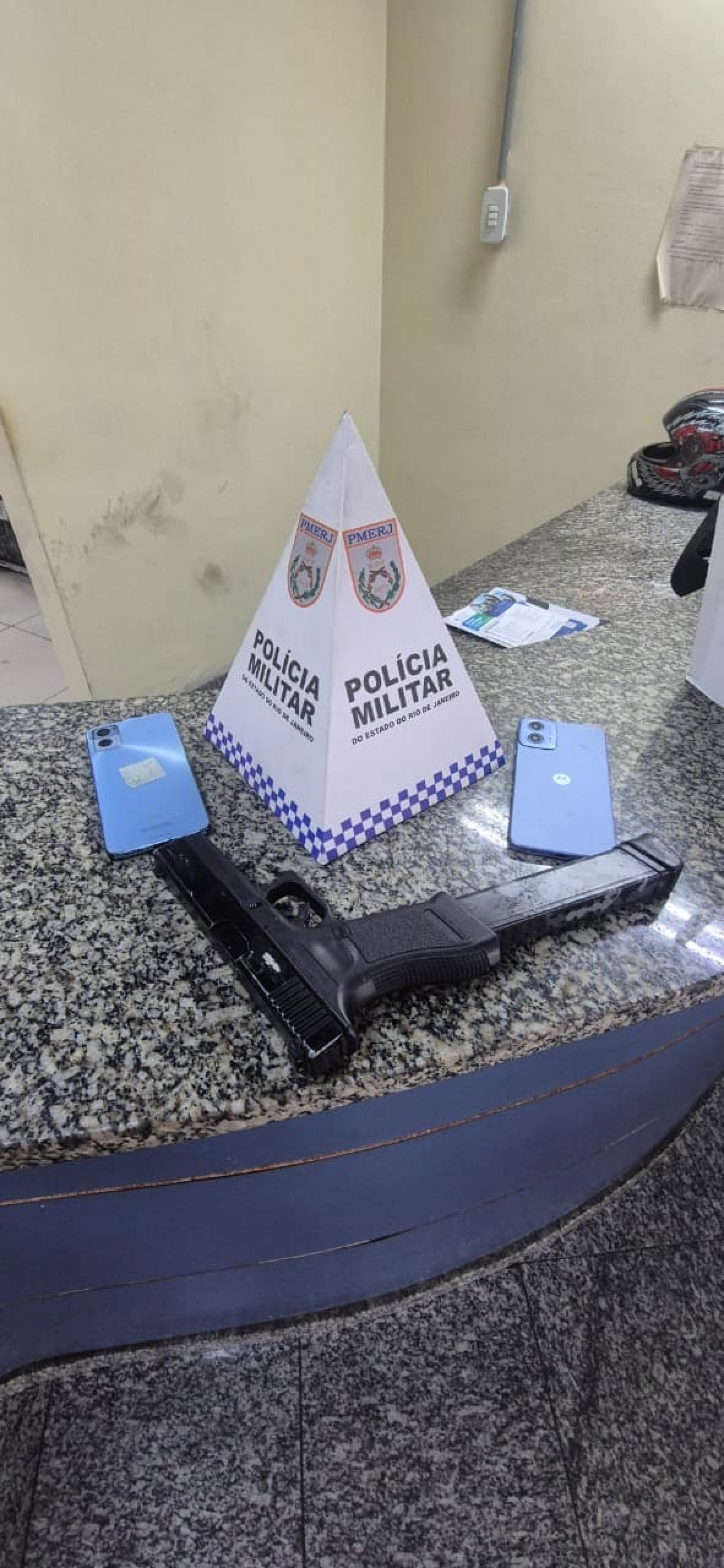 Arma e celulares foram apreendidos - Divulgação / PMERJ