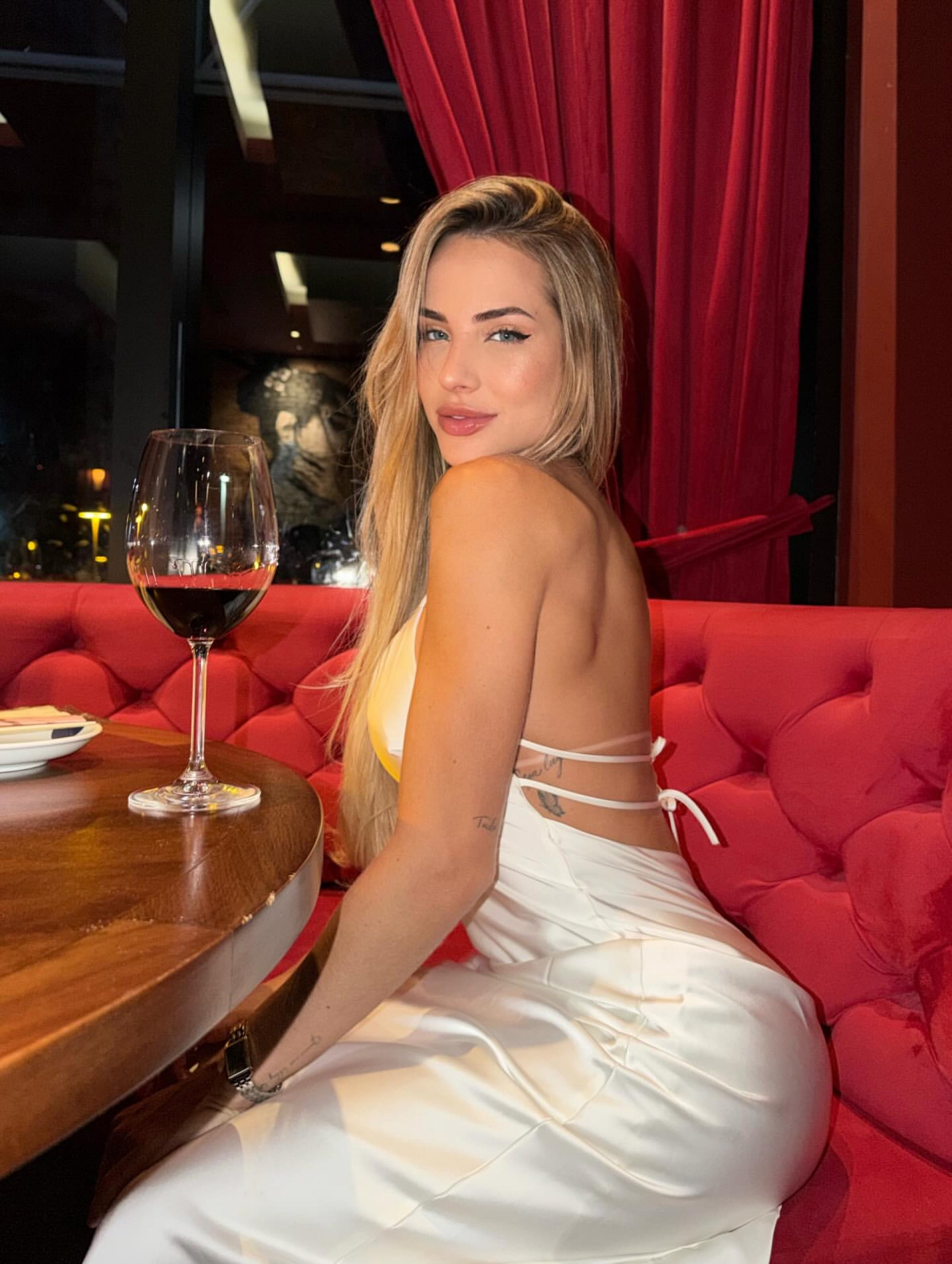 Após fim de namoro, Gabi Martins surge de vestido decotado e brinda fase solteira - Reprodução Instagram