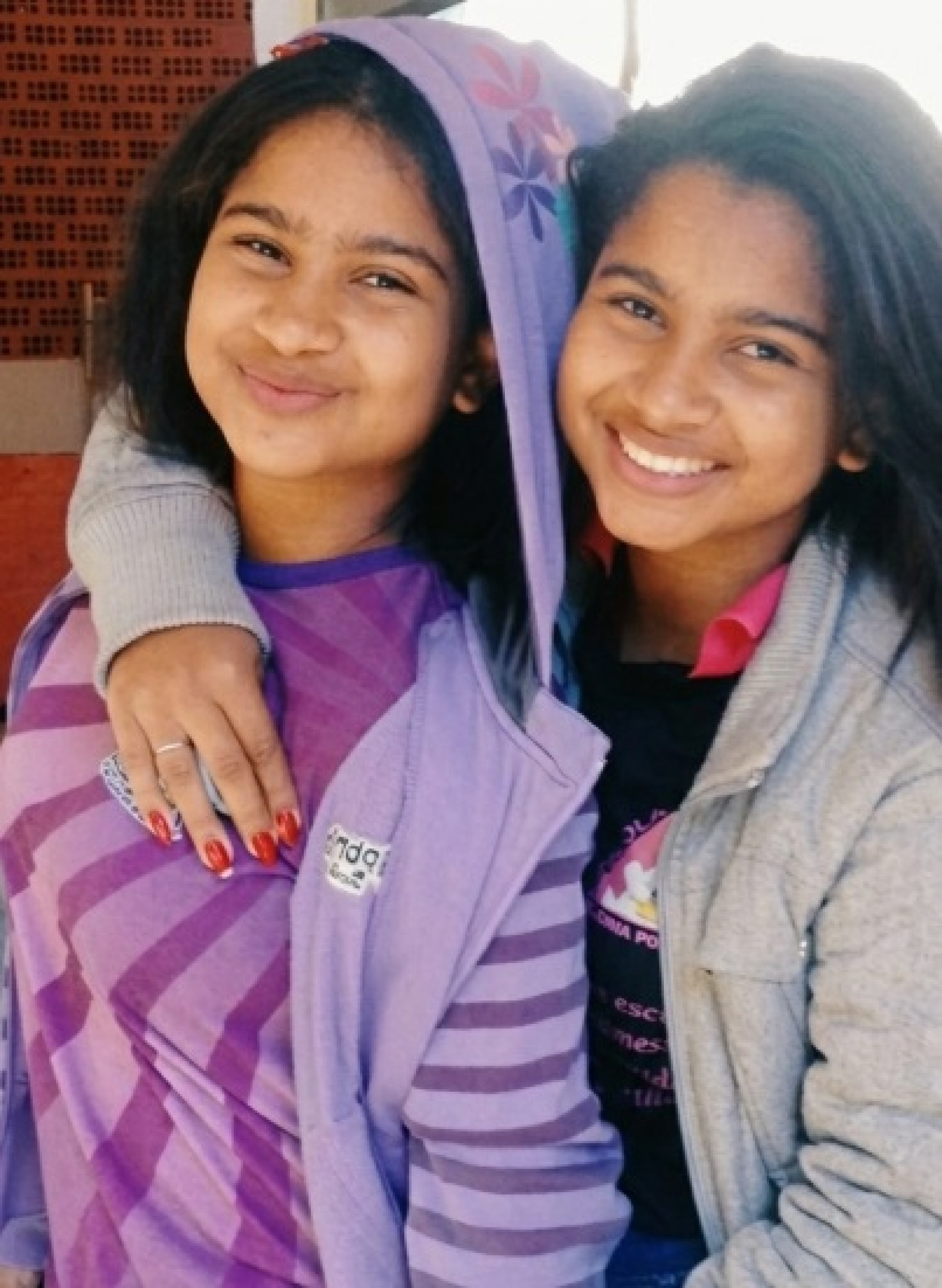 Milena e sua irm&atilde; g&ecirc;mea Mile