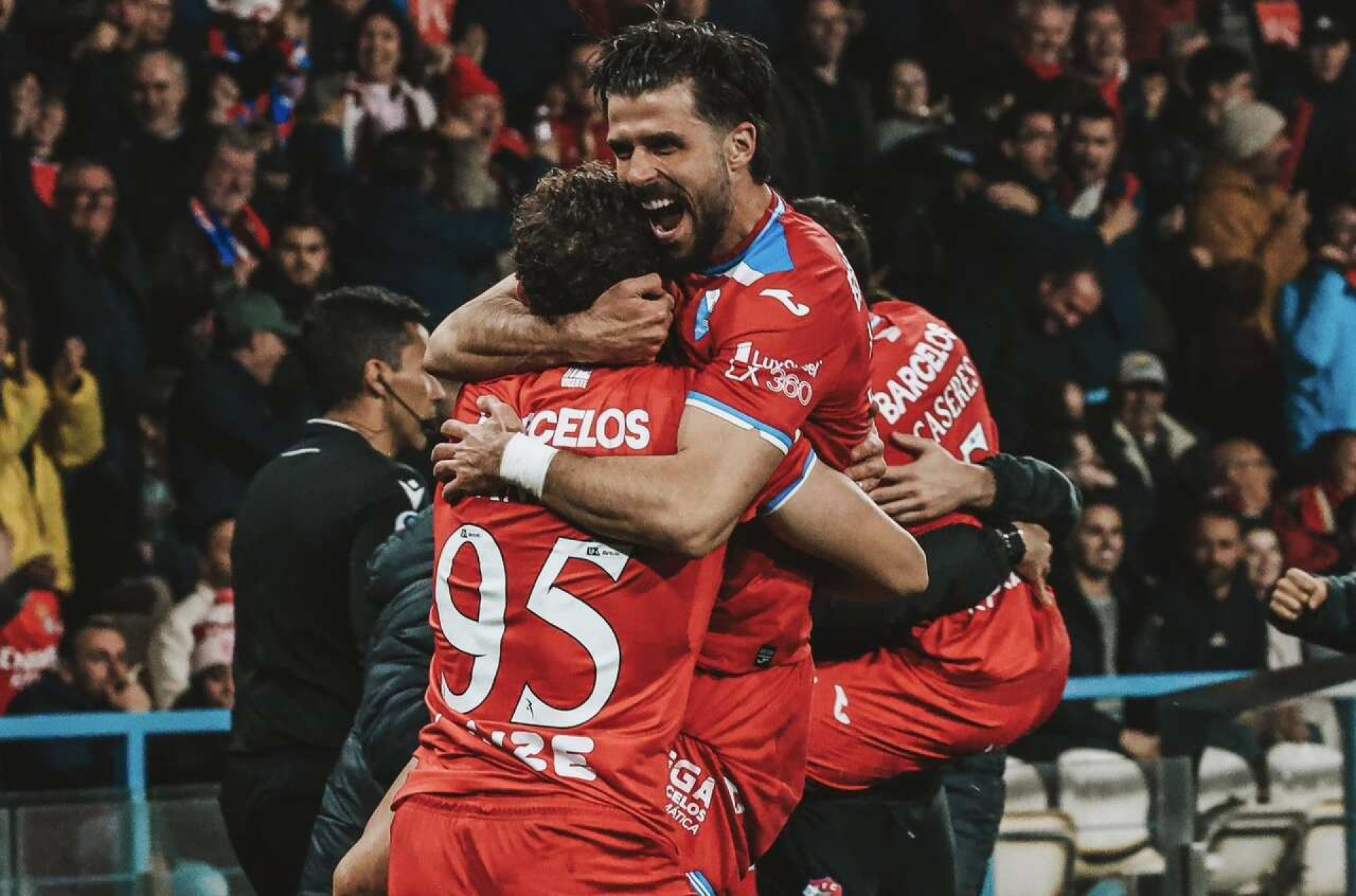 Benfica bate Gil Vicente e segue na briga pela lideran&ccedil;a do Portugu&ecirc;s