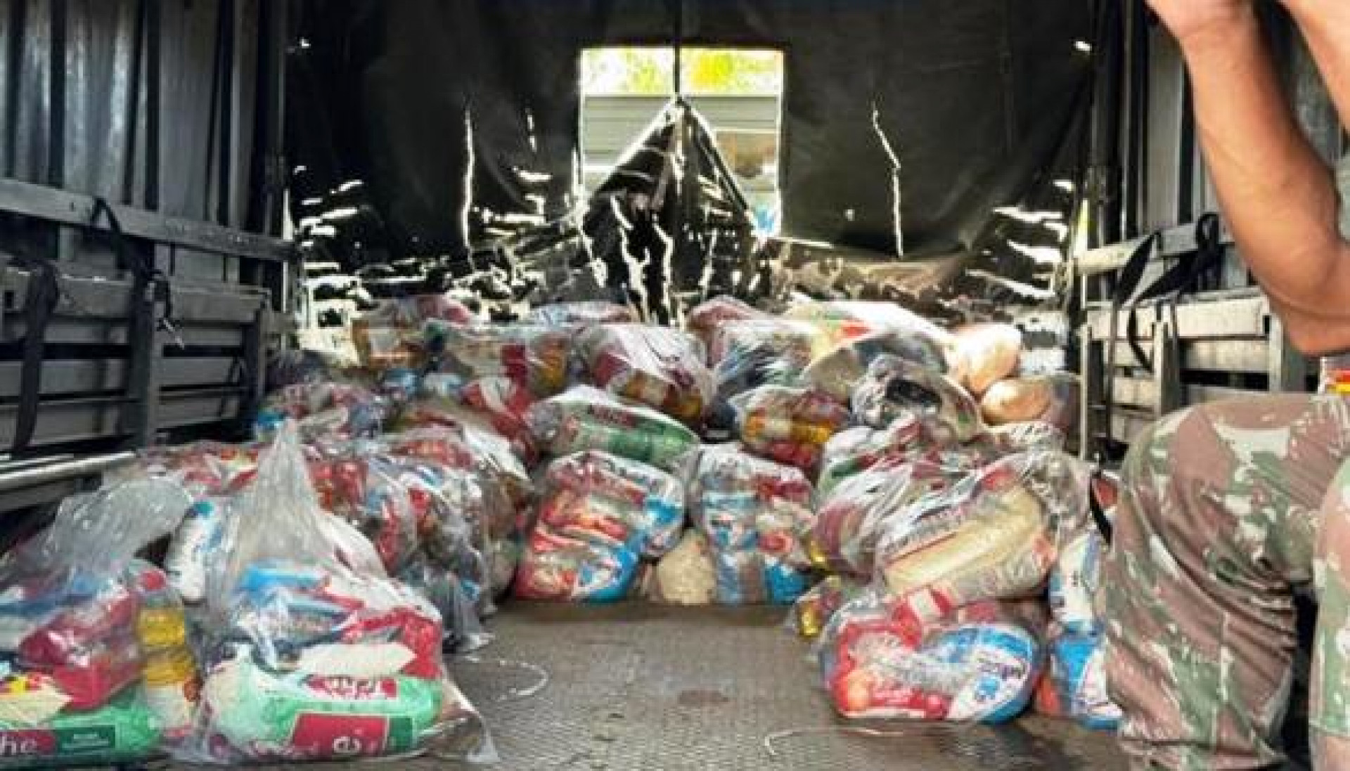 Distribui&ccedil;&atilde;o de mantimentos e itens essenciais garante suporte imediato a moradores afetados  - Foto: Reprodu&ccedil;&atilde;o Rede Social