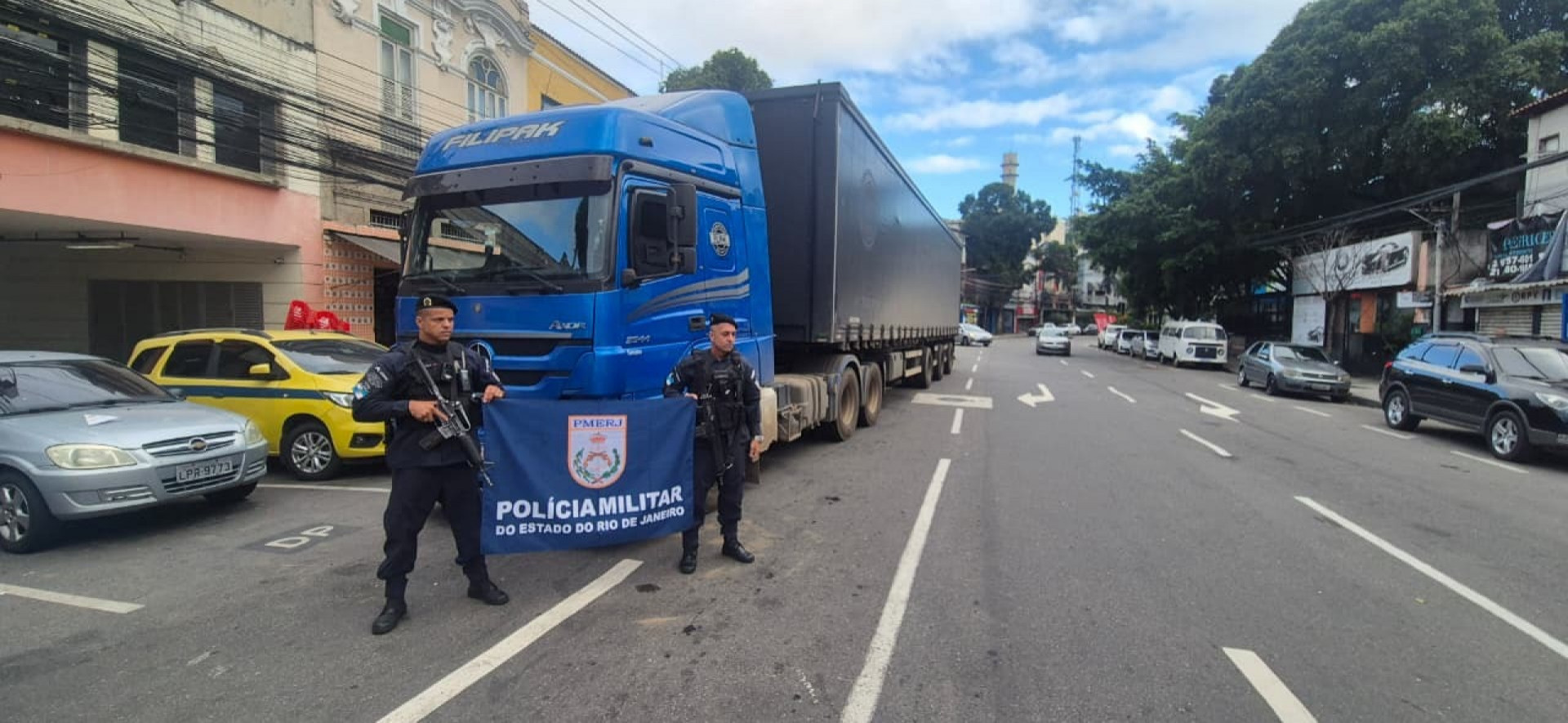 Carga de bebidas é recuperada por policiais - Divulgação / PMERJ
