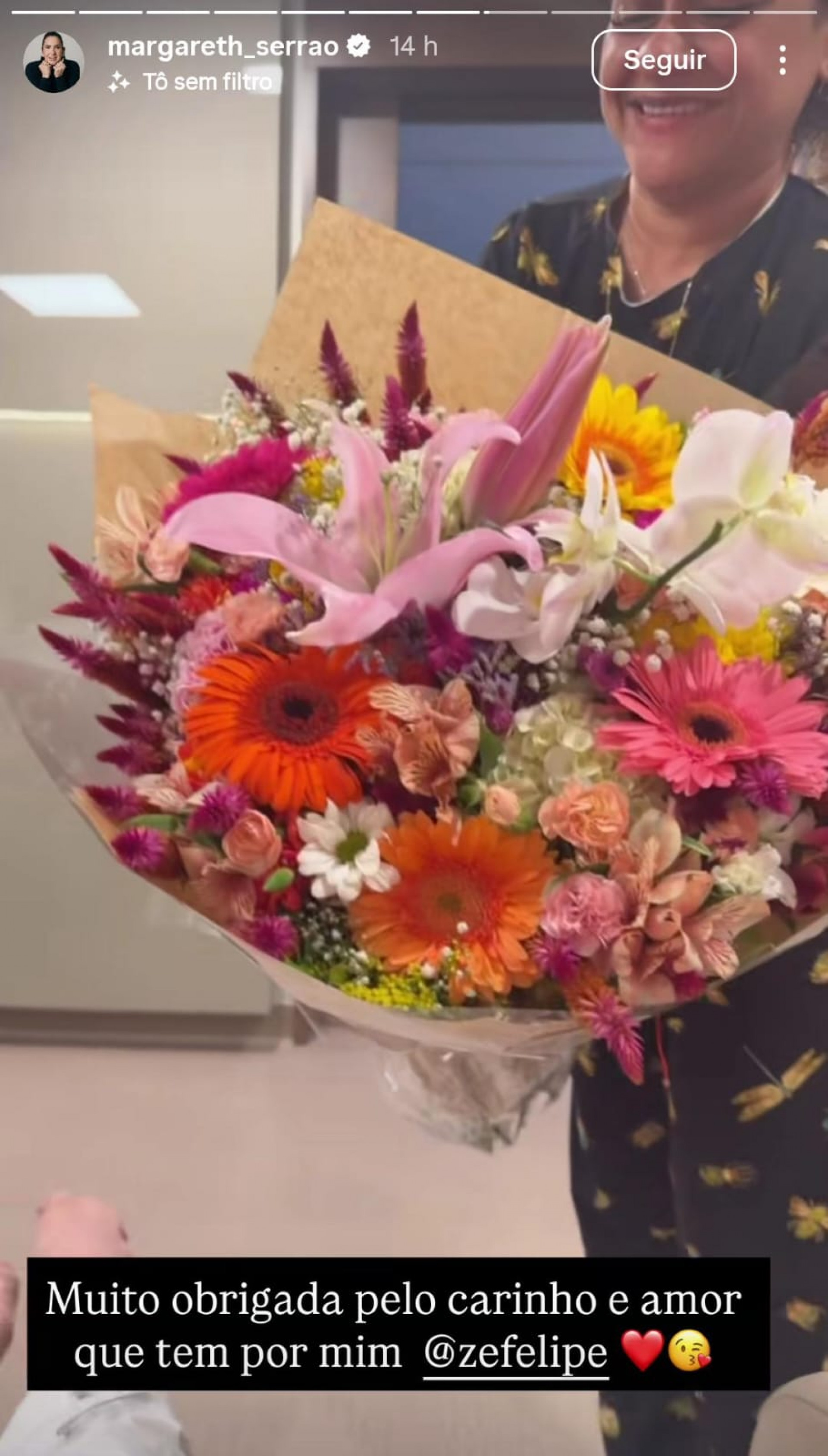 Margareth Serrão é presenteada por Zé Felipe com buquê de flores - Reprodução de vídeo / Instagram