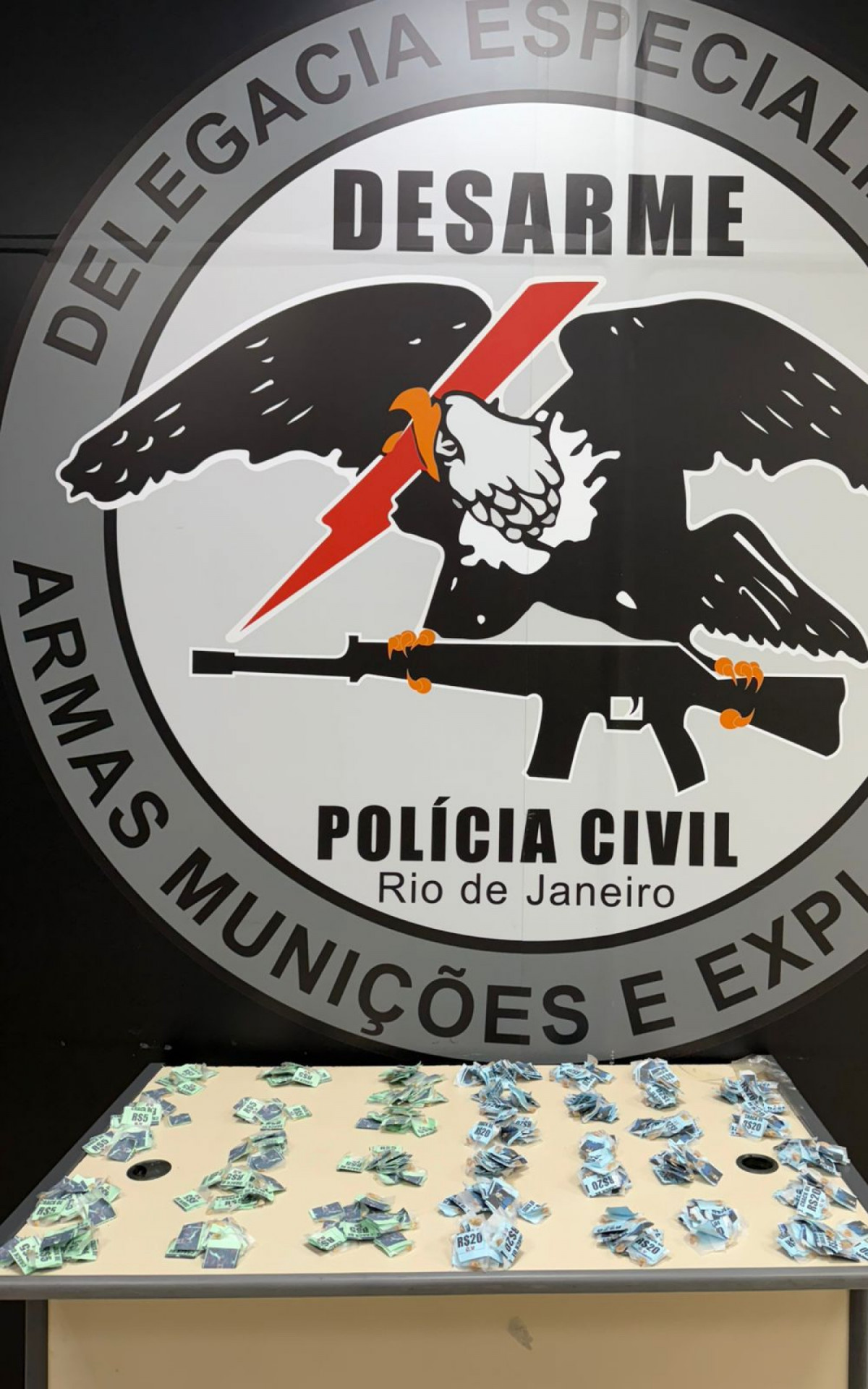 Ele foi preso com grande quantidade de cocaína e crack já embaladas para venda - Divulgação