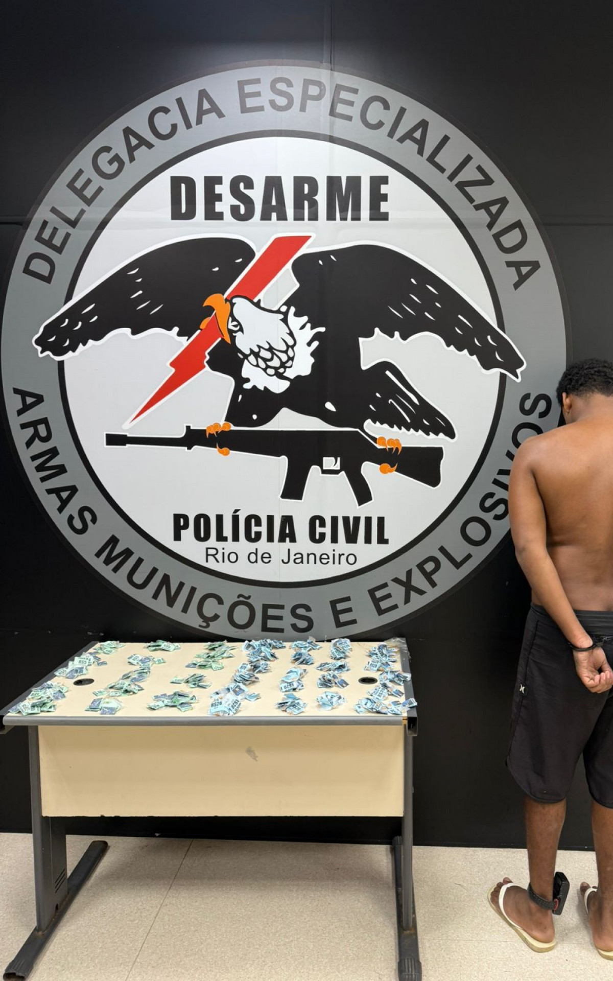 Ele foi preso com grande quantidade de cocaína e crack já embaladas para venda - Divulgação