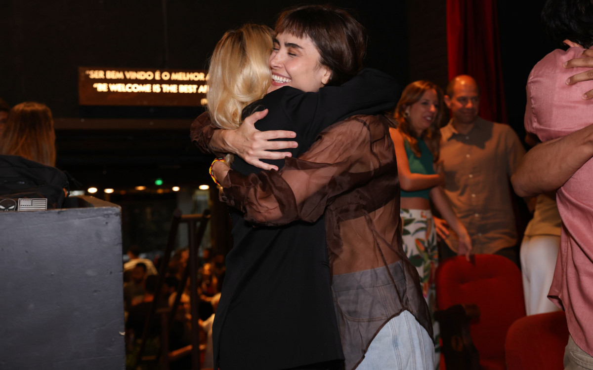 Danielle Winits e Maria Casadevall se abraçam nos bastidores de peça no Rio