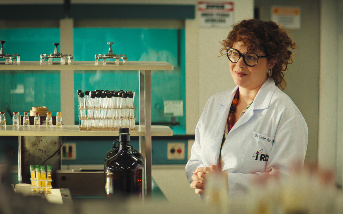 Leandra Leal interpreta Esther na minissérie \'Emergência Radioativa\', da Netflix