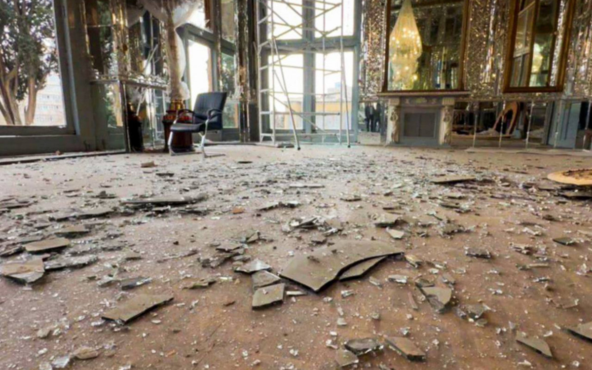 Palácio Golestan foi danificado por escombros e pela onda expansiva de um ataque aéreo - AFP