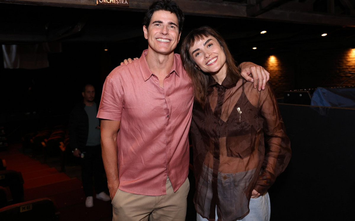 Reynaldo Gianecchini e Maria Casadevall posam nos bastidores após espetáculo