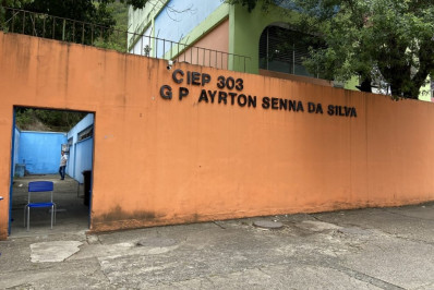 Pais de alunos e professores protestam por falta de energia há 40 dias no Ciep da Rocinha