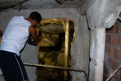 Moradores temem deslizamento por conta de água que invade casas na Tavares Bastos: 'Medo do pior'