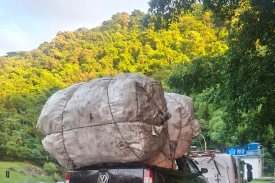 Carro é multado e rebocado por transportar carga de recicláveis no Túnel Rebouças