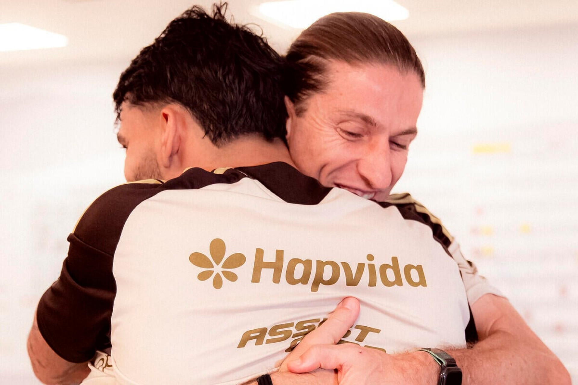 Filipe Lu&iacute;s chora em despedida no Flamengo