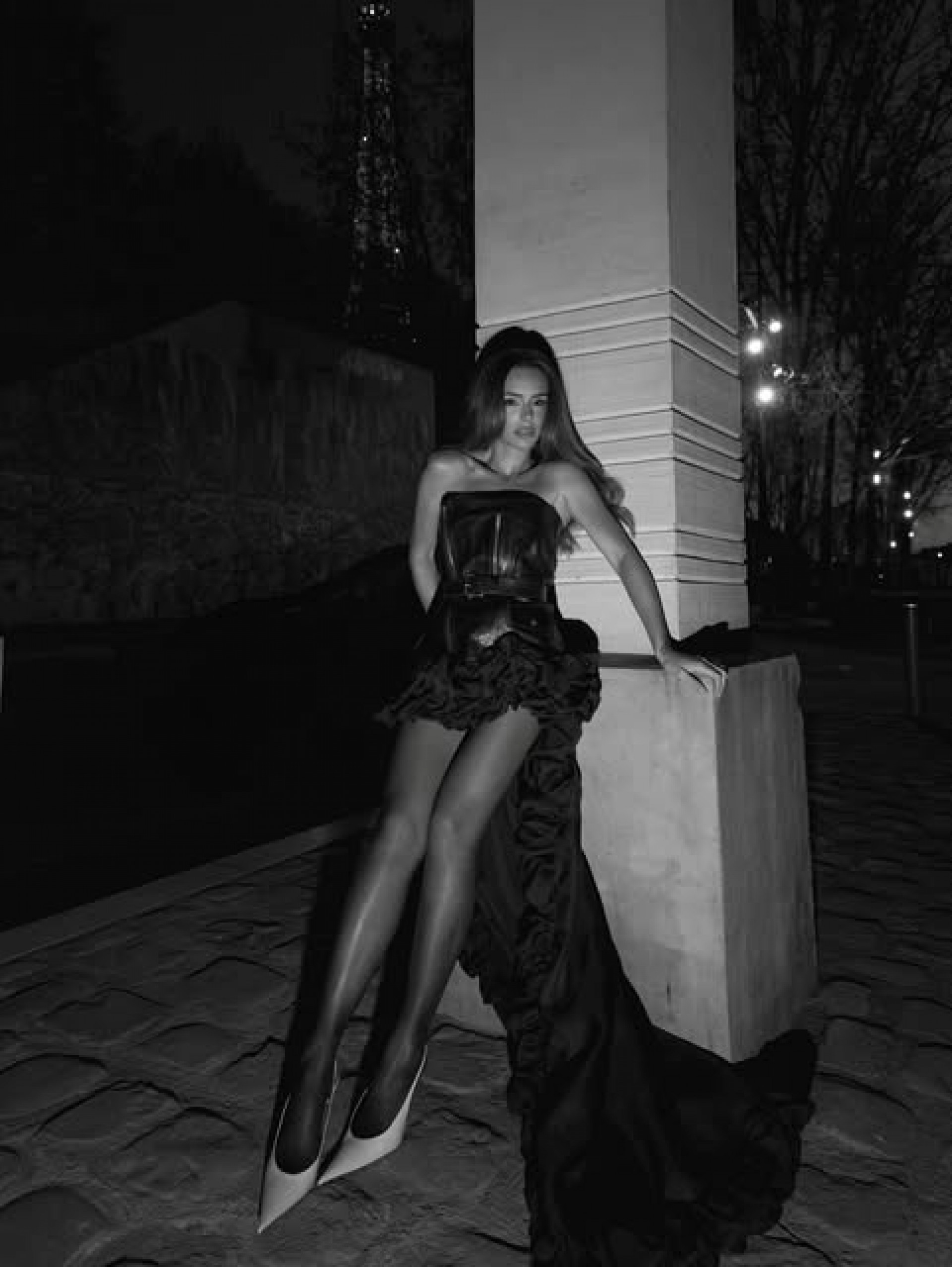 Bruna Biancardi aposta em visual preto e chama atenção na Paris Fashion Week