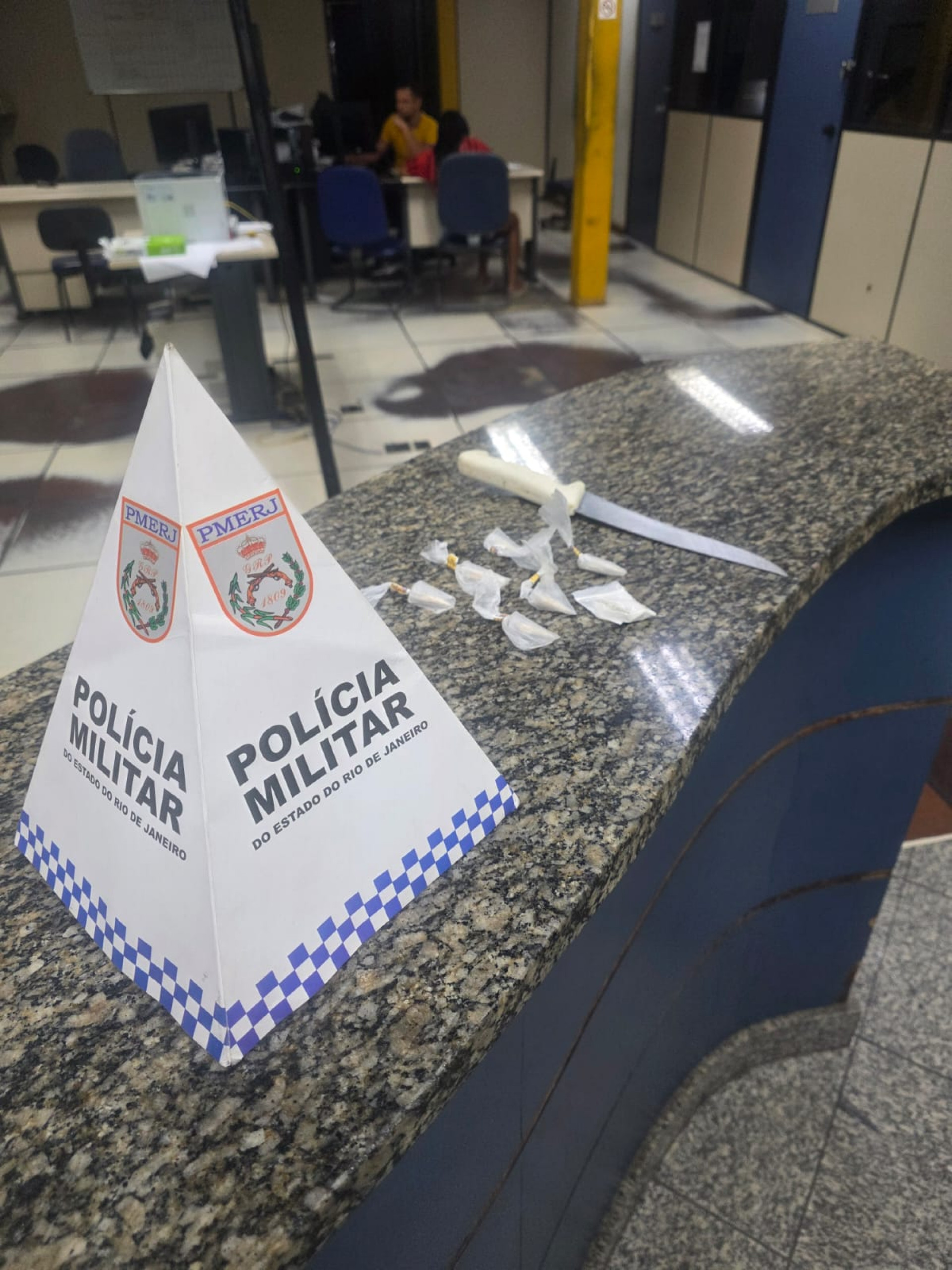 Acusado de violência contra mulher foi encontrado com faca e drogas  - Reprodução / PMERJ