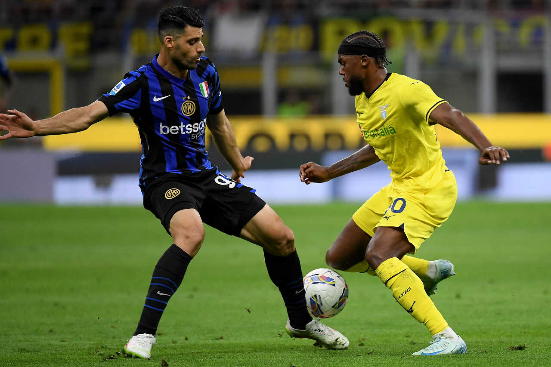 Empres&aacute;rio desmente alistamento de jogador no Ex&eacute;rcito do Ir&atilde; em meio a conflito