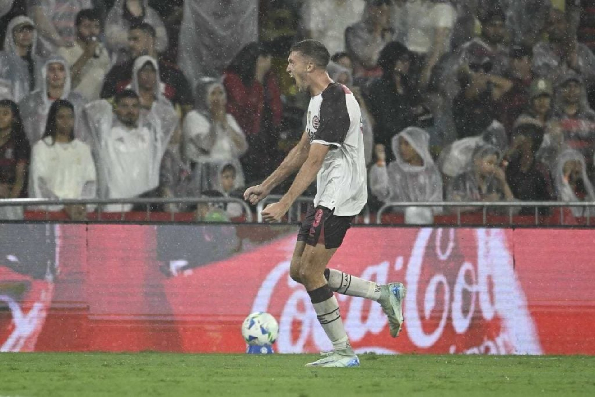Refor&ccedil;o do Fluminense, Castillo chega ao Rio e celebra acerto