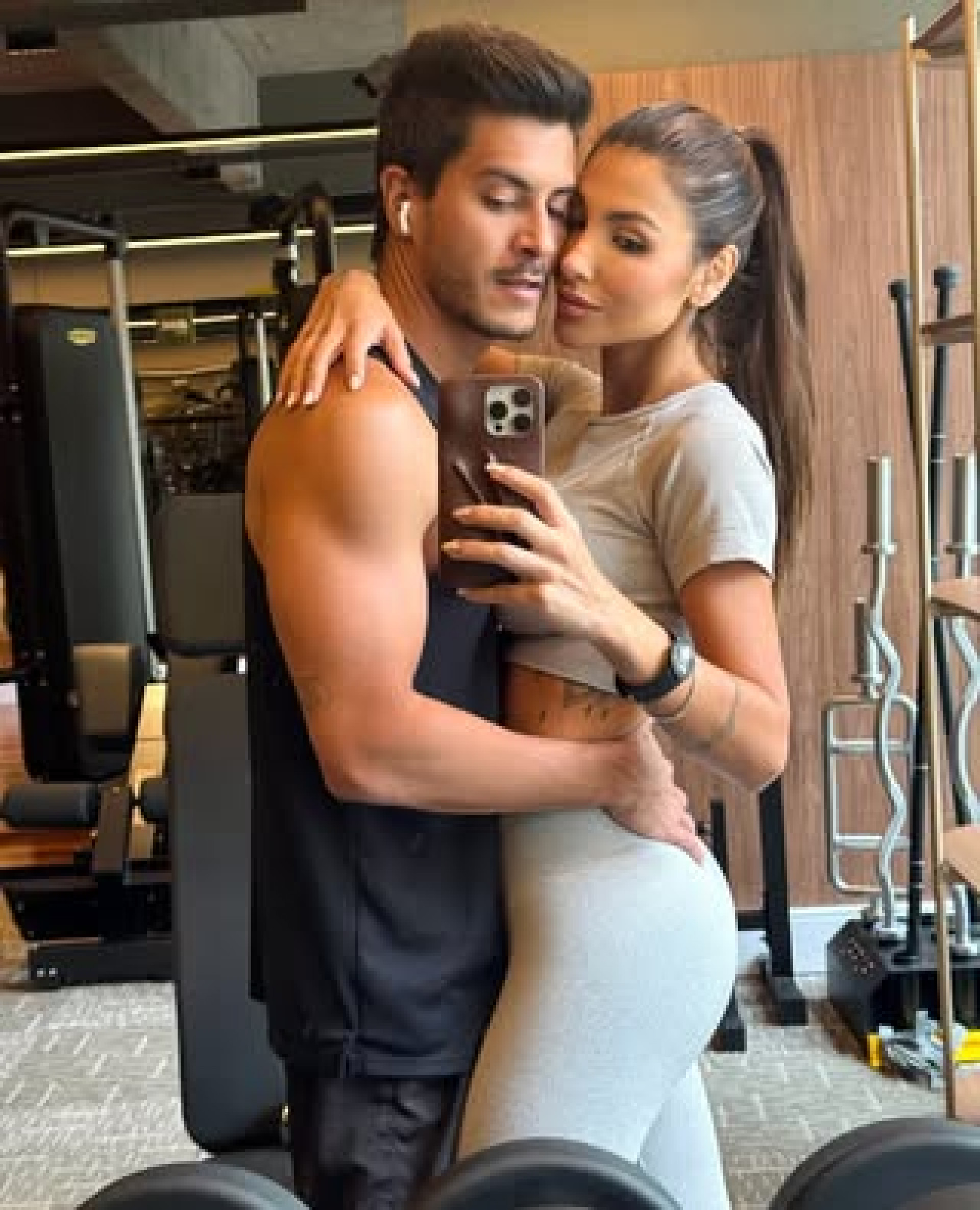 Arthur Aguiar faz 37 anos e recebe declaração apaixonada da mulher