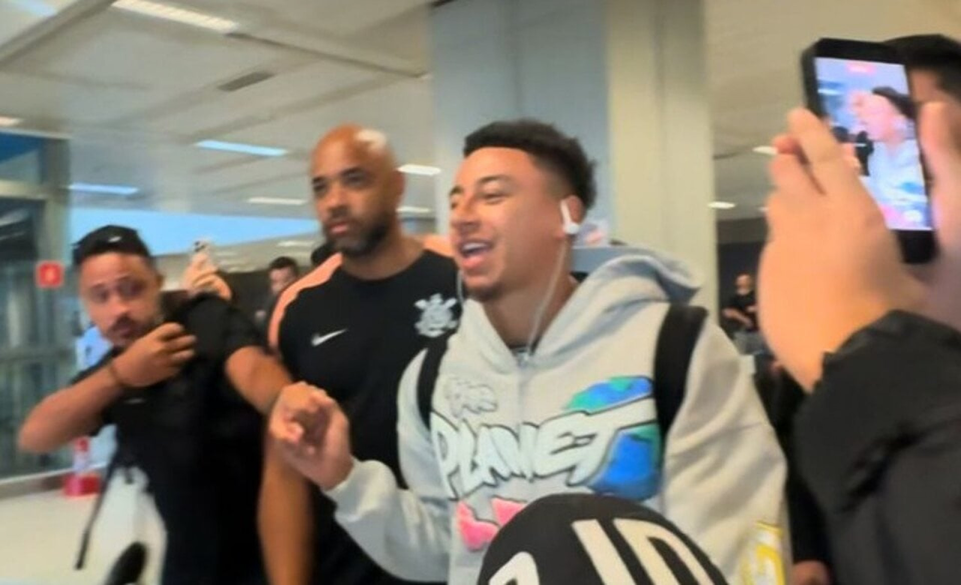 Corinthians prepara an&uacute;ncio de Lingard, que vestir&aacute; a camisa 77